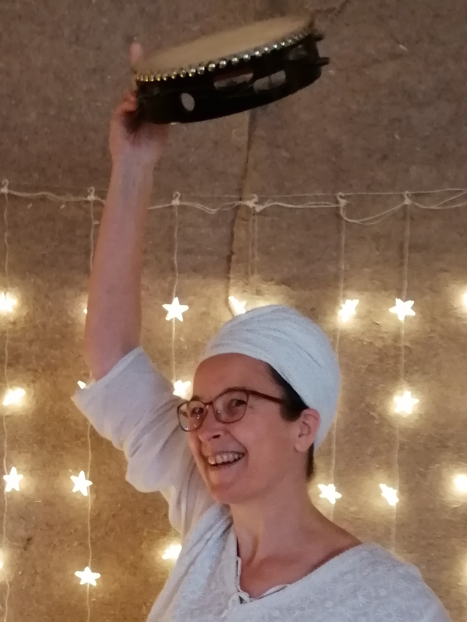 Pour déployer son potentiel, vivre heureux et sainement : vive le Kundalini Yoga ! Yogini qui danse avec de la lumière