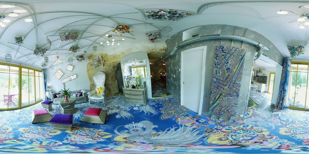 Les gîtes de Pique les Muses tout un art de vivre dans l'art ! Du yoga comme vous ne l'avez jamais vu ./.