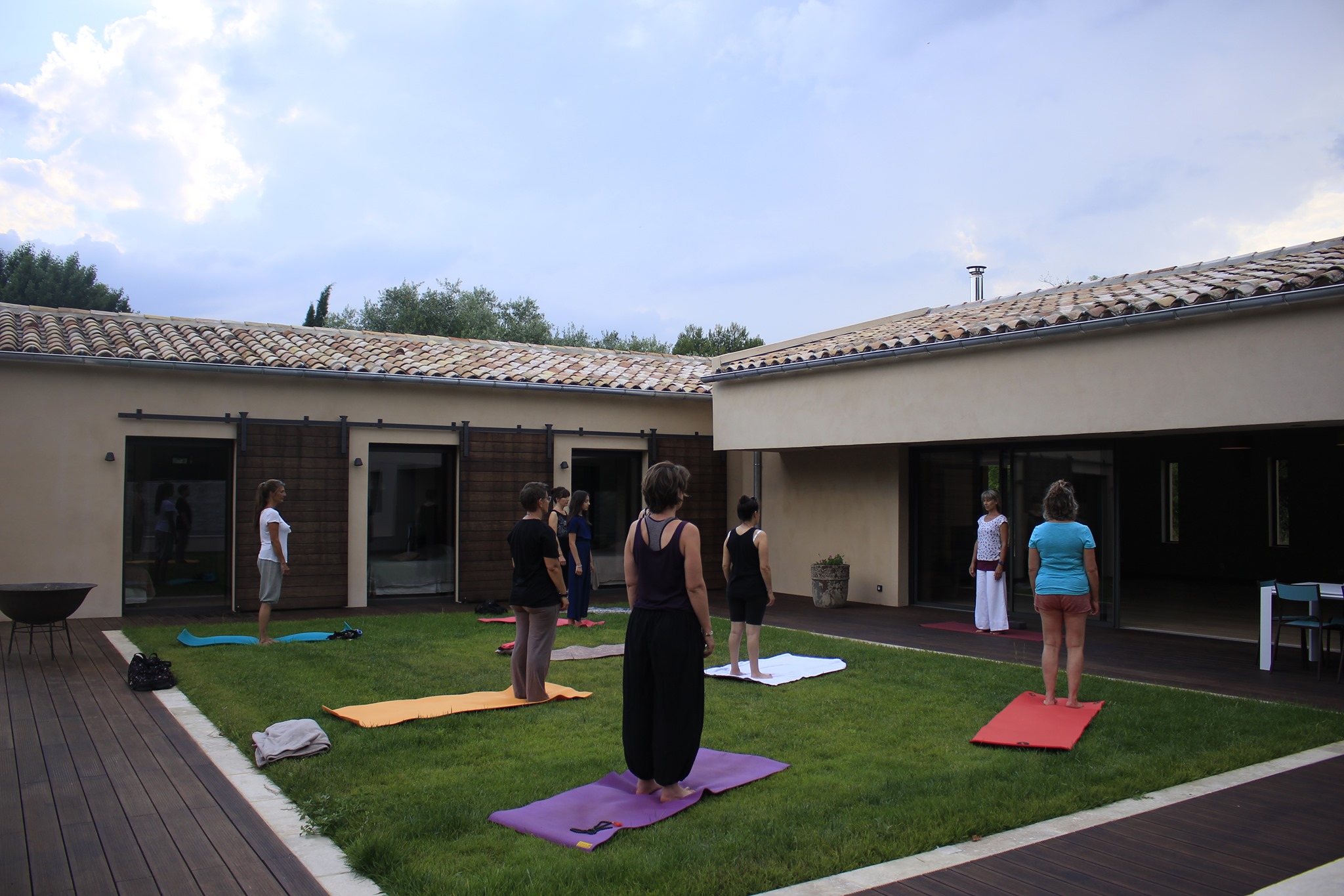 Cours de yoga dans le jardin de la colline des possibles