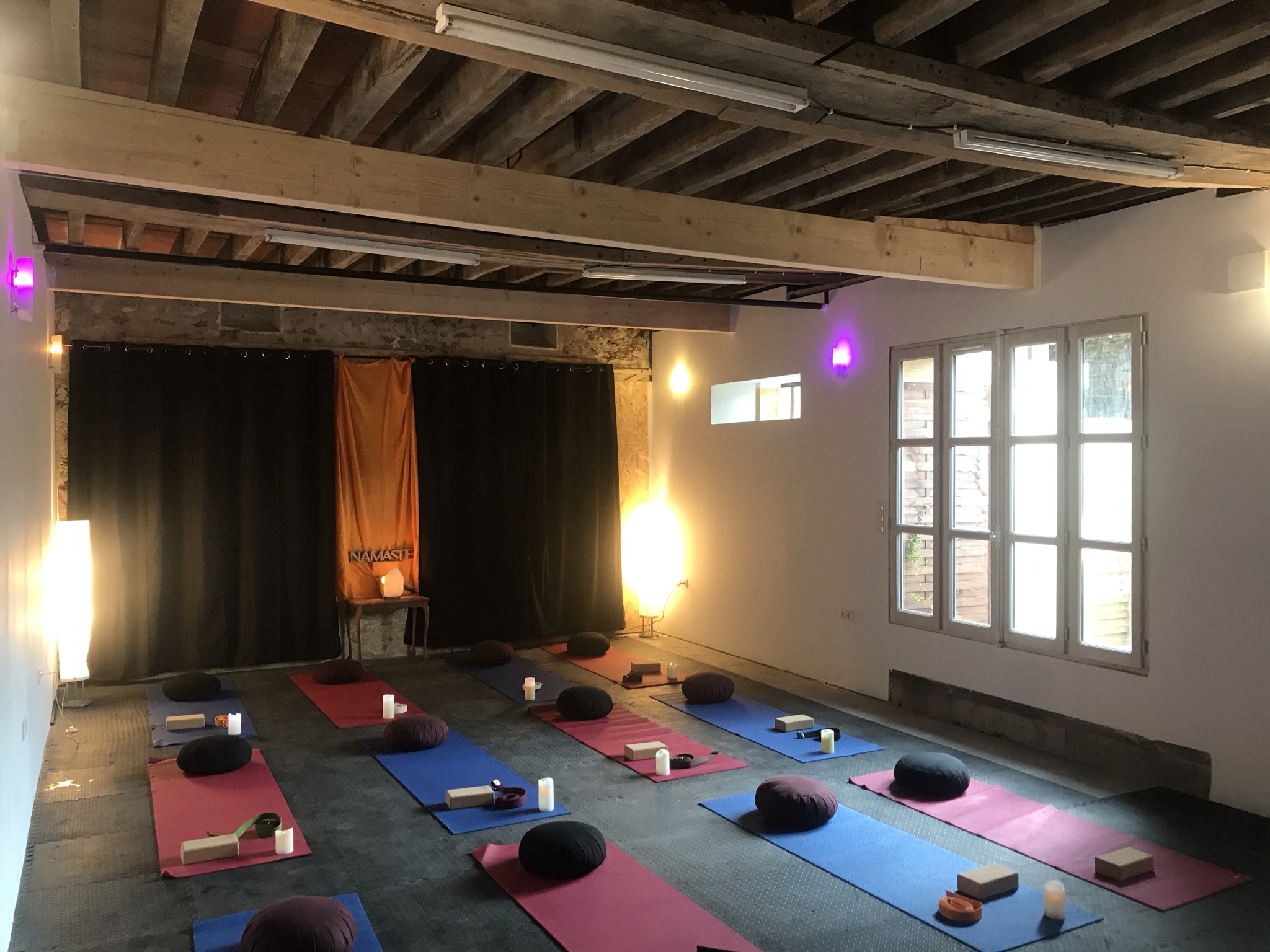 Grande salle polyvalente en configuration &quot;Yoga&quot;