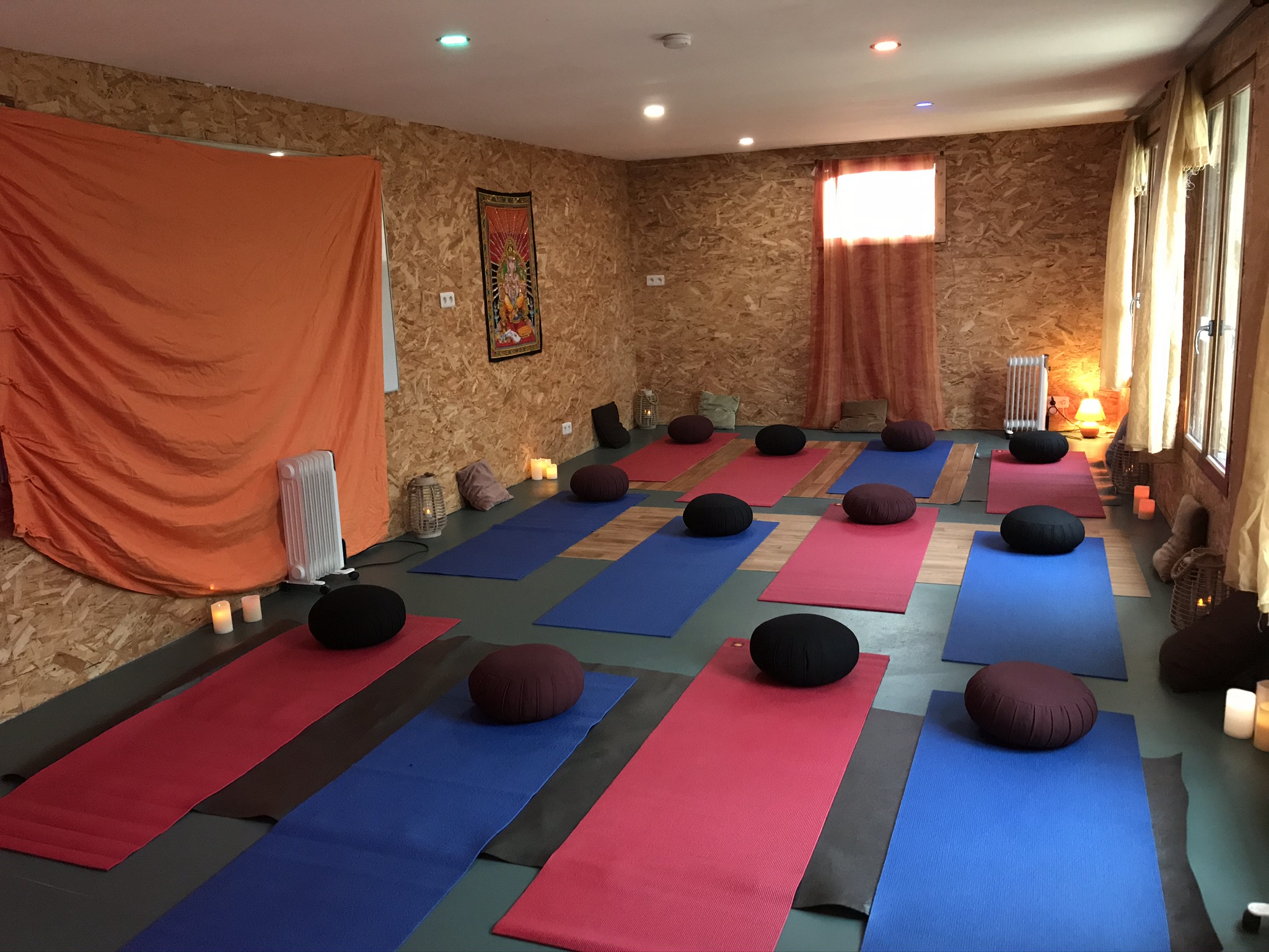 Petite salle polyvalente en configuration &quot;Yoga&quot;