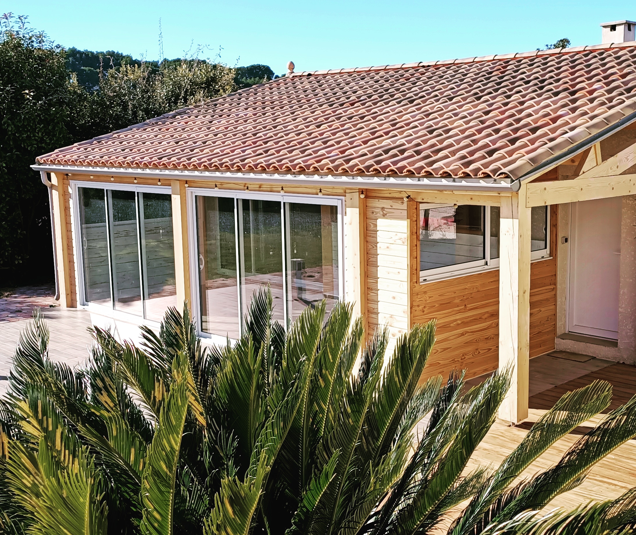 Pool housse face à la piscine grande veranda