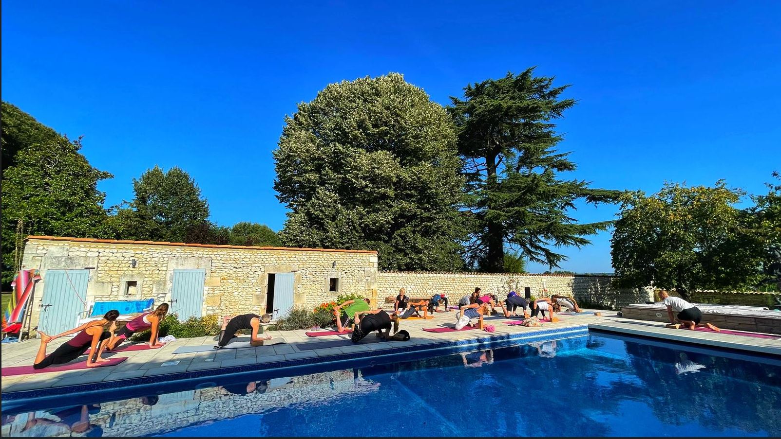 pratique au bord de la piscine