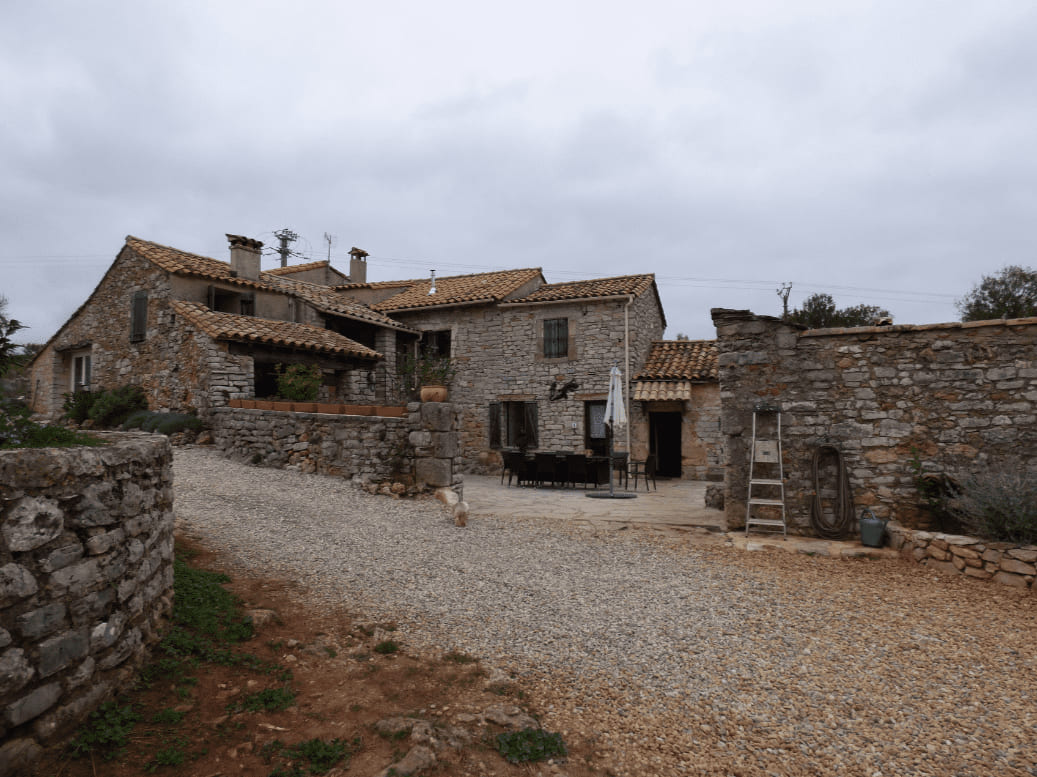 Extérieur, un des bâtiment principaux