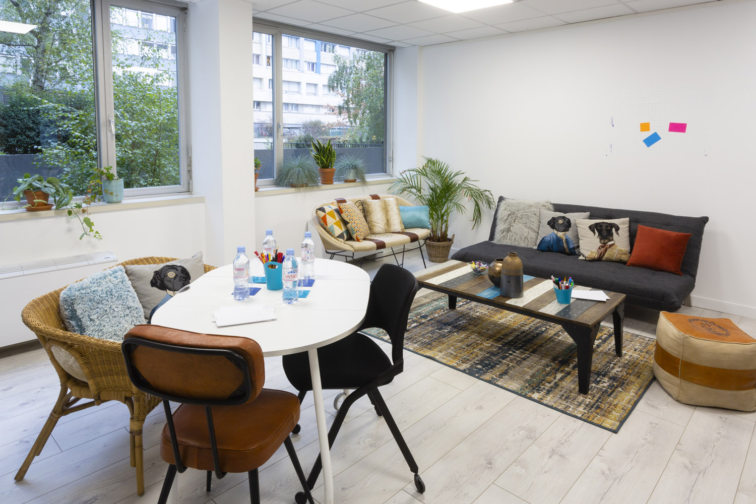 la salle neuf avec un ilot de travail