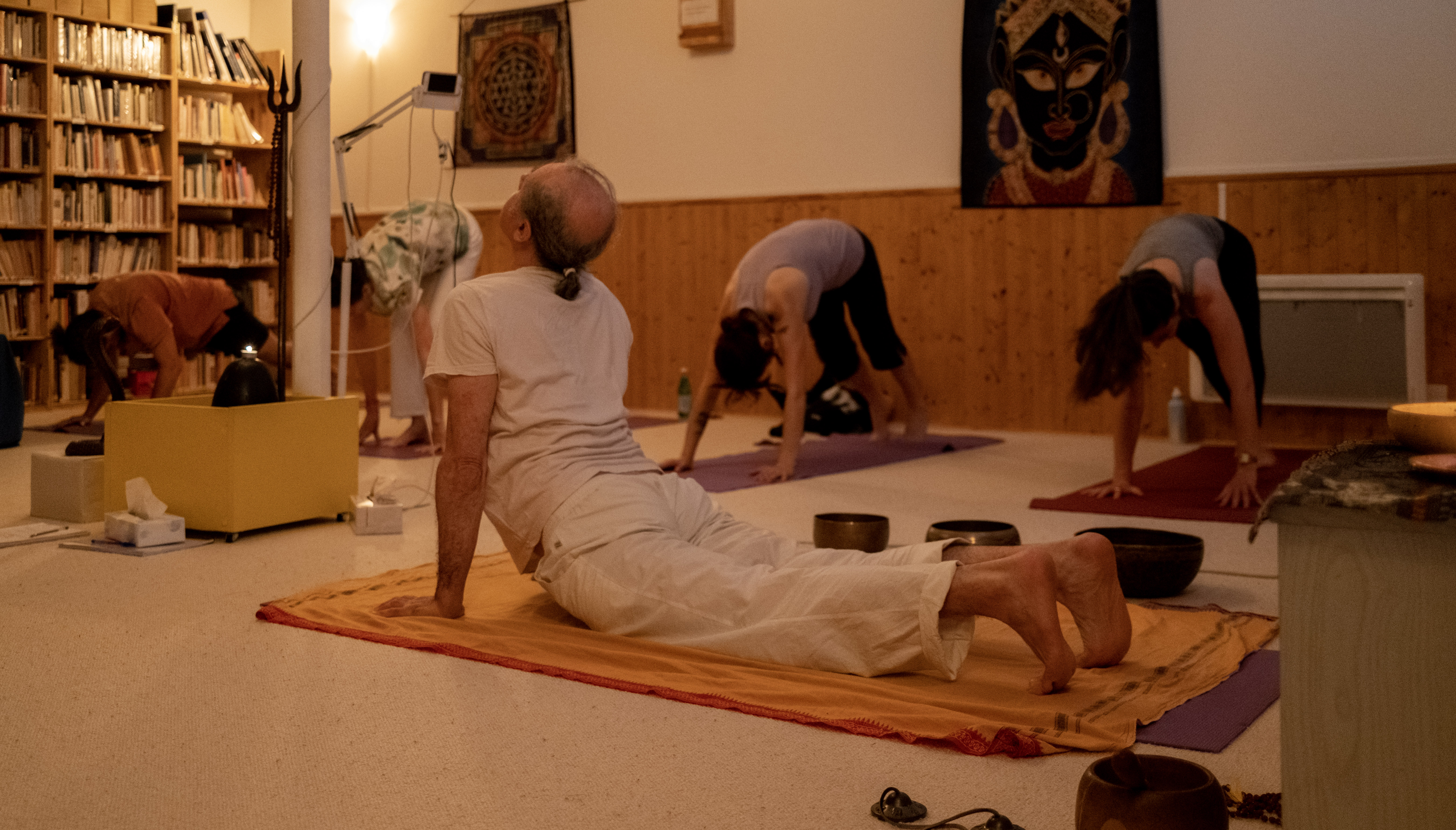 108 salutations au soleil dans la salle de yoga horizon