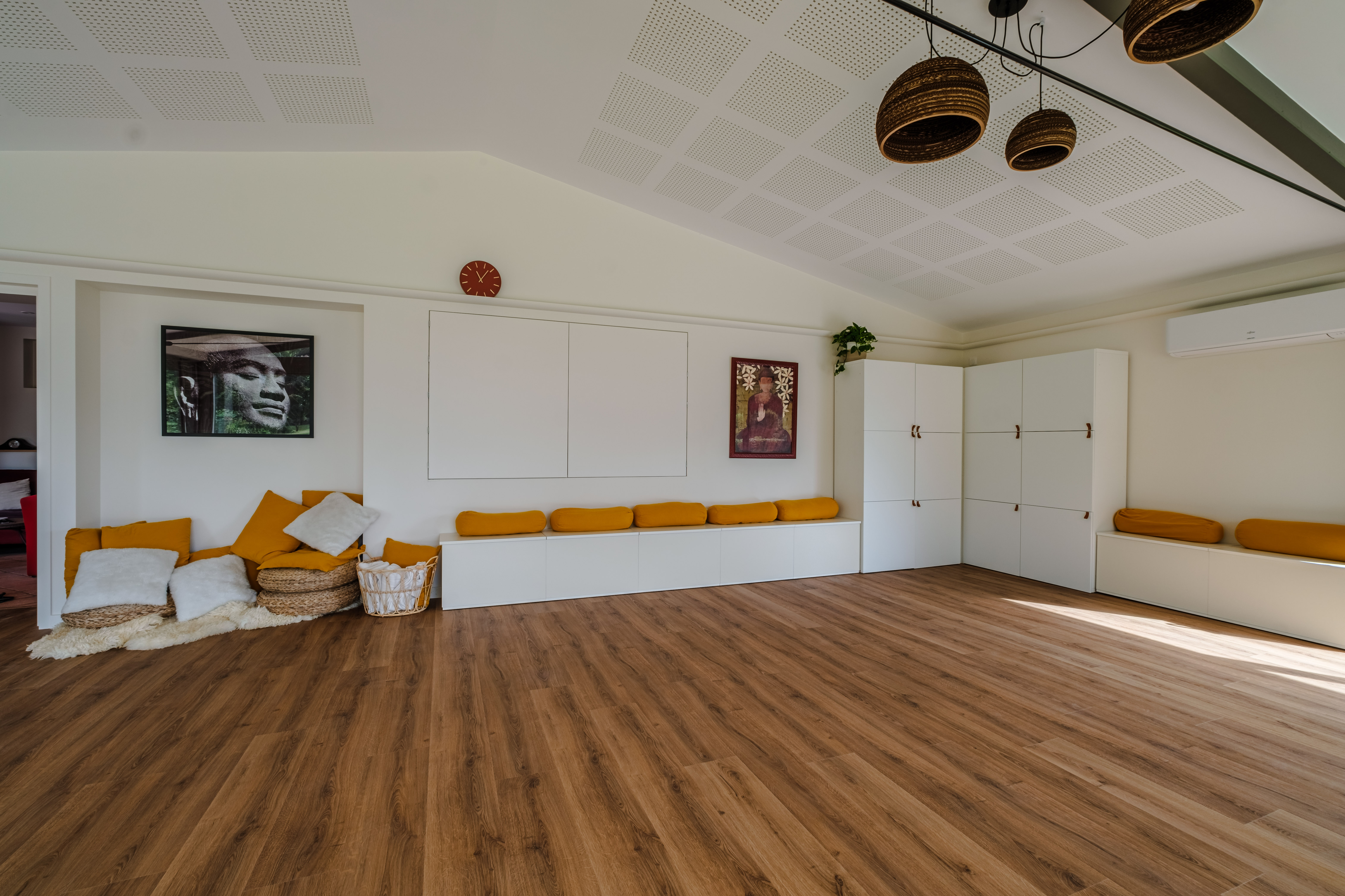 La salle et les étagères de rangement avec le matériel