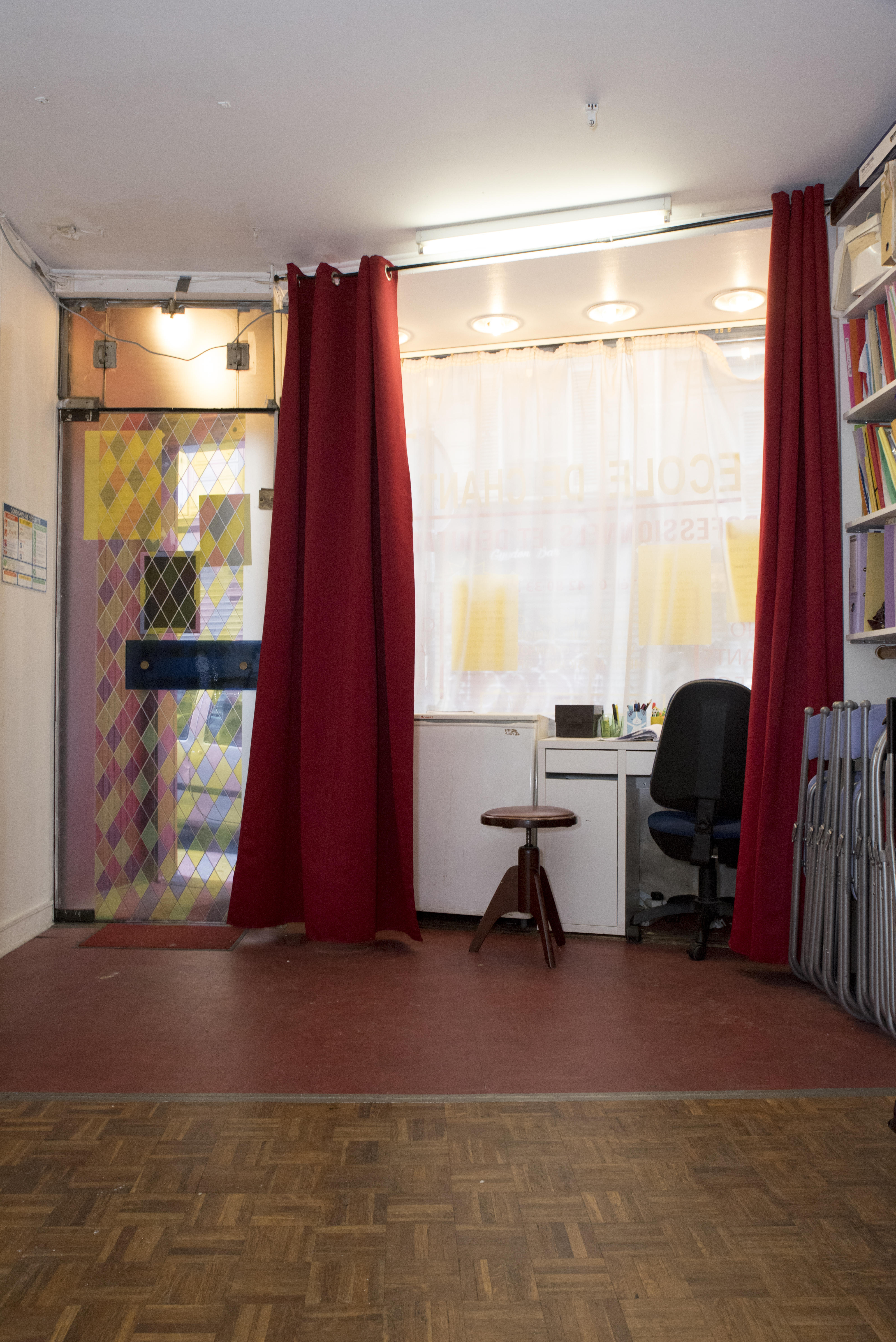 Entrée salle sur rue