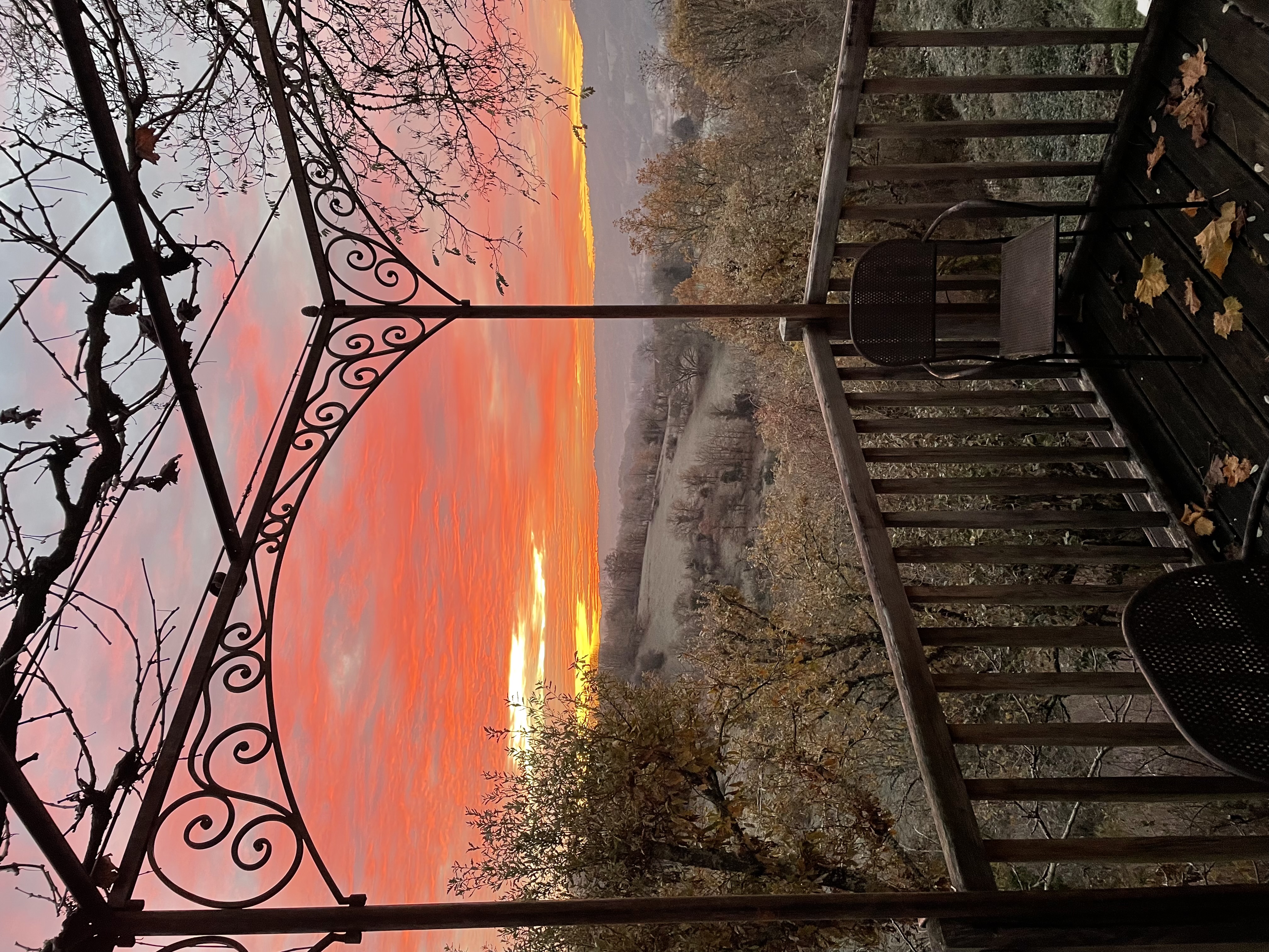 coucher de soleil depuis la terrasse de la cuisine