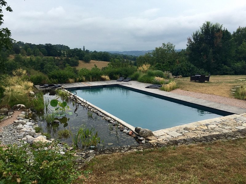 Piscine avec Vue sur la vallée du Célé
