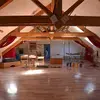 Salle de pratiques corporelles de 170 m². Centre d'accueil tous publics en pension complète, 1/2 pension ou gestion libre. Cuisine faite sur place avec produits bios et locaux
