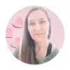 Photo souriante du visage du professeur de yoga, arrière-plan rose avec trois coeurs rose