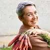 Valérie Van Acker avec bottes carottes représentant l'Ayurveda