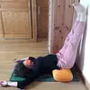 Posture inversée sur bolster de restorative yoga
