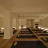Salle Vibrations — salle collective de 72 m² d'OMVIDA, Paris 7ᵉ, tapis de yoga et gong