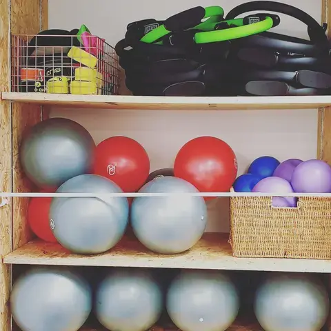 petit matériel, chi ball, swiss ball, bands, poids, foam roller, bosu, slides