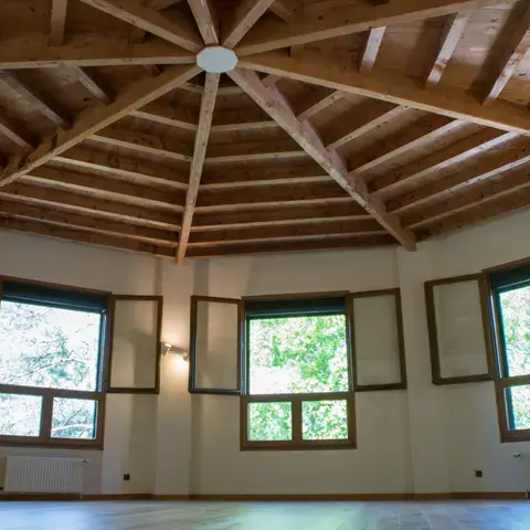 Centre de séminaire situé en pleine nature, entouré de forêt, dans la vallée de l'homme. Grande salle à 9 côtés de 65m2. Capacité d'accueil de 30 couchages et de 55 personnes dans notre restaurant végétarien biologique.