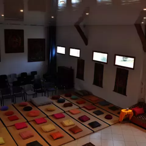 Grande salle de 100m2 disposant de tatamis, écran projecteur, paper board, accès wifi. De plein pied, donnant sur les jardins du domaine.
