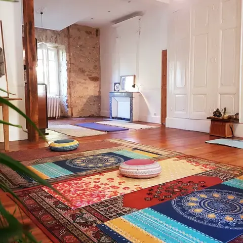 Notre belle salle de yoga au sein d'un lieu hors du temps, plongé dans la nature, les pieds dans l'eau, idéal pour vos retraites et séjours!