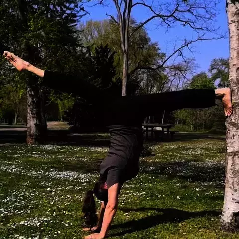 posture yoga équilibre sur les mains