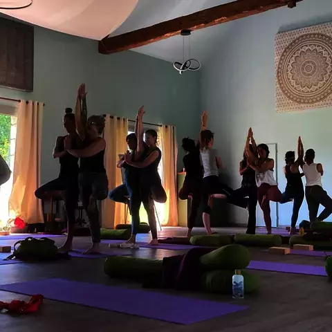 atelier de yoga lors de la formation Shantyoga 200h en 2023
