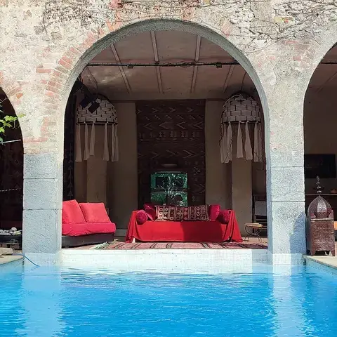 Arcade de la cour de Massillargues donnant sur la piscine