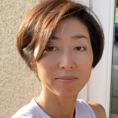 Les cours s'orientent en fonction des saisons, des personnalités du groupe et des besoins de chacun. Les supports ou d'autres manières d'exercice sont proposés selon la spécificité et la possibilité de participants pour qu'ils se sentent à l'aise pendant la séance. Les pratiques de posture, respiration, méditation, chant de mantra. L'ambiance chaleureuse et bienveillante en petit groupe de moins de 12 personnes. La méditation guidée hebdomadaire est mise en place gratuitement en ligne pour prolonger la prat