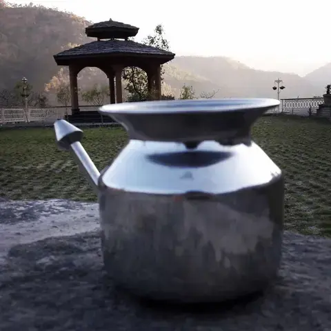 neti au petit matin temple et lever de soleil