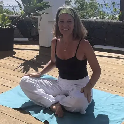 femme assise en position de lotus