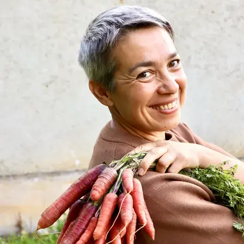 Valérie Van Acker avec bottes carottes représentant l'Ayurveda