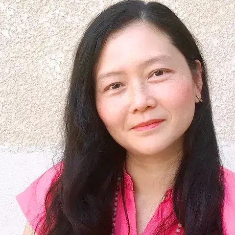 Formatrice en Kundalini Yoga, yoga du son et sonothérapie, j’accompagne par le yoga doux, le massage aux bols tibétains et la vibration sonore pour harmoniser les chakras, le corps et l’esprit.