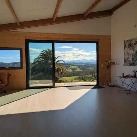 Grand salle de pratique multi activités lumineuse et cosy