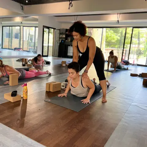 Ajustement Yoga 2 femmes au centre posture cobra