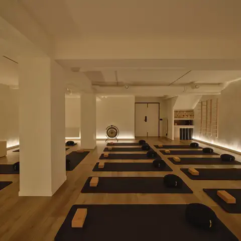 Salle Vibrations — salle collective de 72 m² d'OMVIDA, Paris 7ᵉ, tapis de yoga et gong