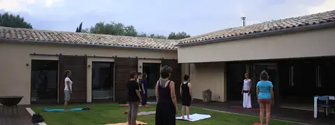 Cours de yoga dans le jardin de la colline des possibles