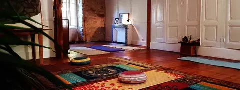 Notre belle salle de yoga au sein d'un lieu hors du temps, plongé dans la nature, les pieds dans l'eau, idéal pour vos retraites et séjours!