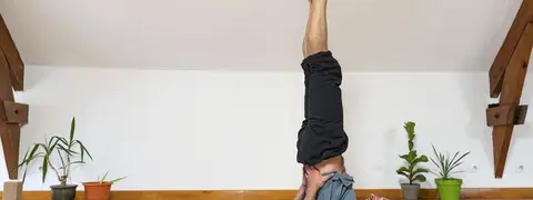 Apprenez les postures de base puis les postures avancées