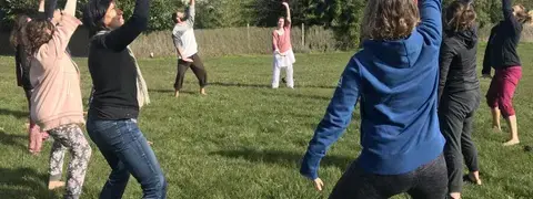 Yoga en plein air dans la Grande Prairie