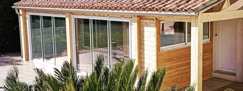 Pool housse face à la piscine grande veranda