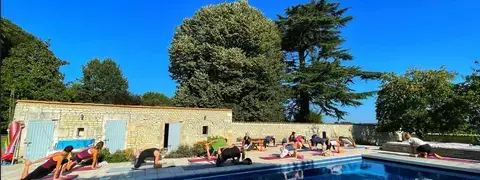 pratique au bord de la piscine