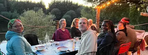 table d'hôtes sur la terrasse au bord de l'eau