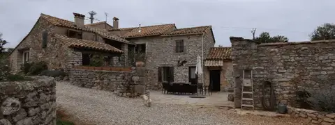 Extérieur, un des bâtiment principaux