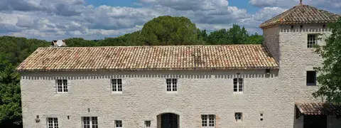 Bâtisse de 1695, en pierre blanche du Quercy.