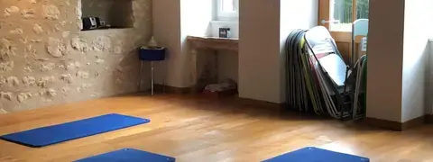 Une salle de Yoga de 42 m² toute équipée bordée par le parc