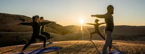 Séance de yoga dans la sérénité du Sahara