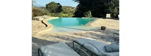 Piscine à débordement avec vue sur les collines de Provence