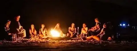 soirée autour du feu sous un ciel étoilés