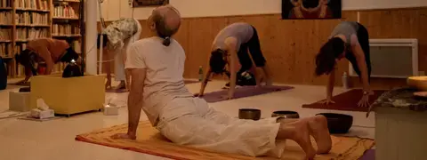 108 salutations au soleil dans la salle de yoga horizon