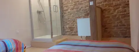 Chambre 2 lit et salle de bain