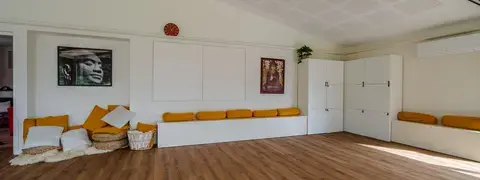 La salle et les étagères de rangement avec le matériel